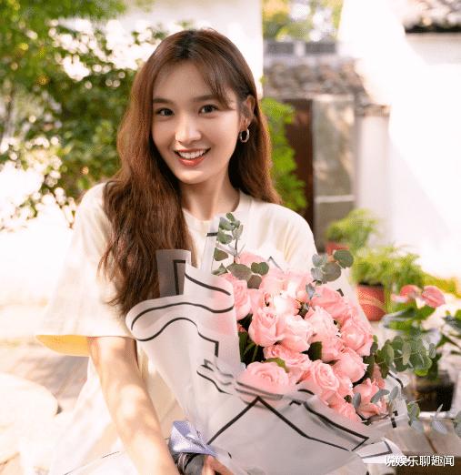 郭美美在车上脚乱伸被批没素质，她现在的生活怎么样？游戏画面