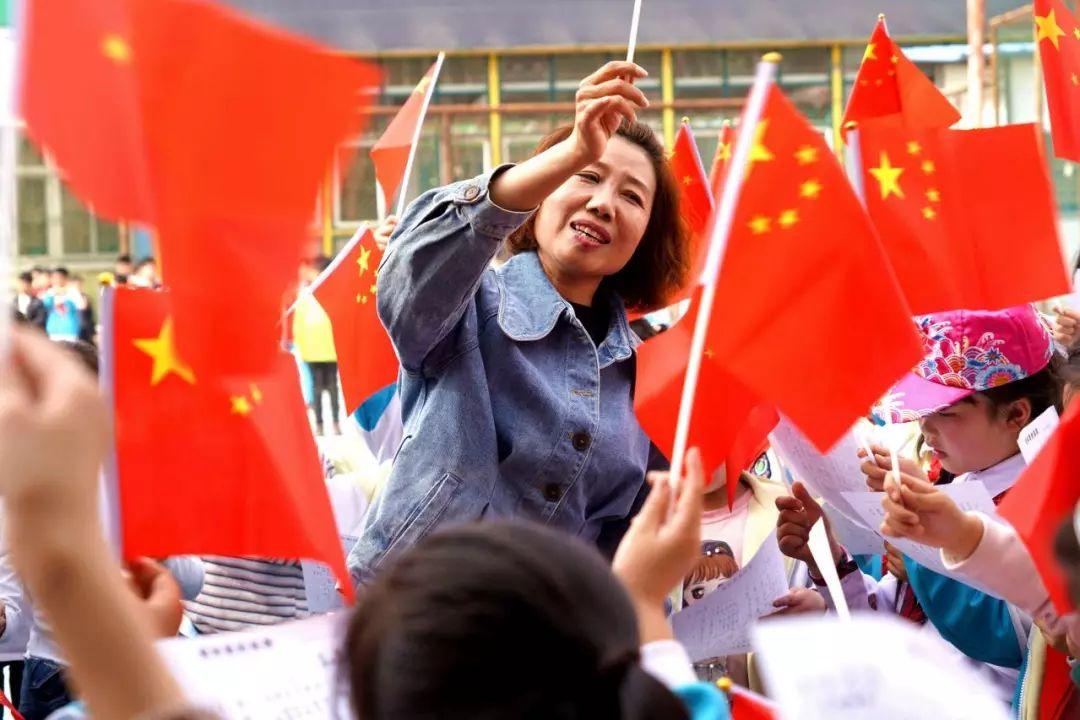 《爱的修学旅行》海边开启婚姻坦白 吴千语施伯雄互谈出轨定义